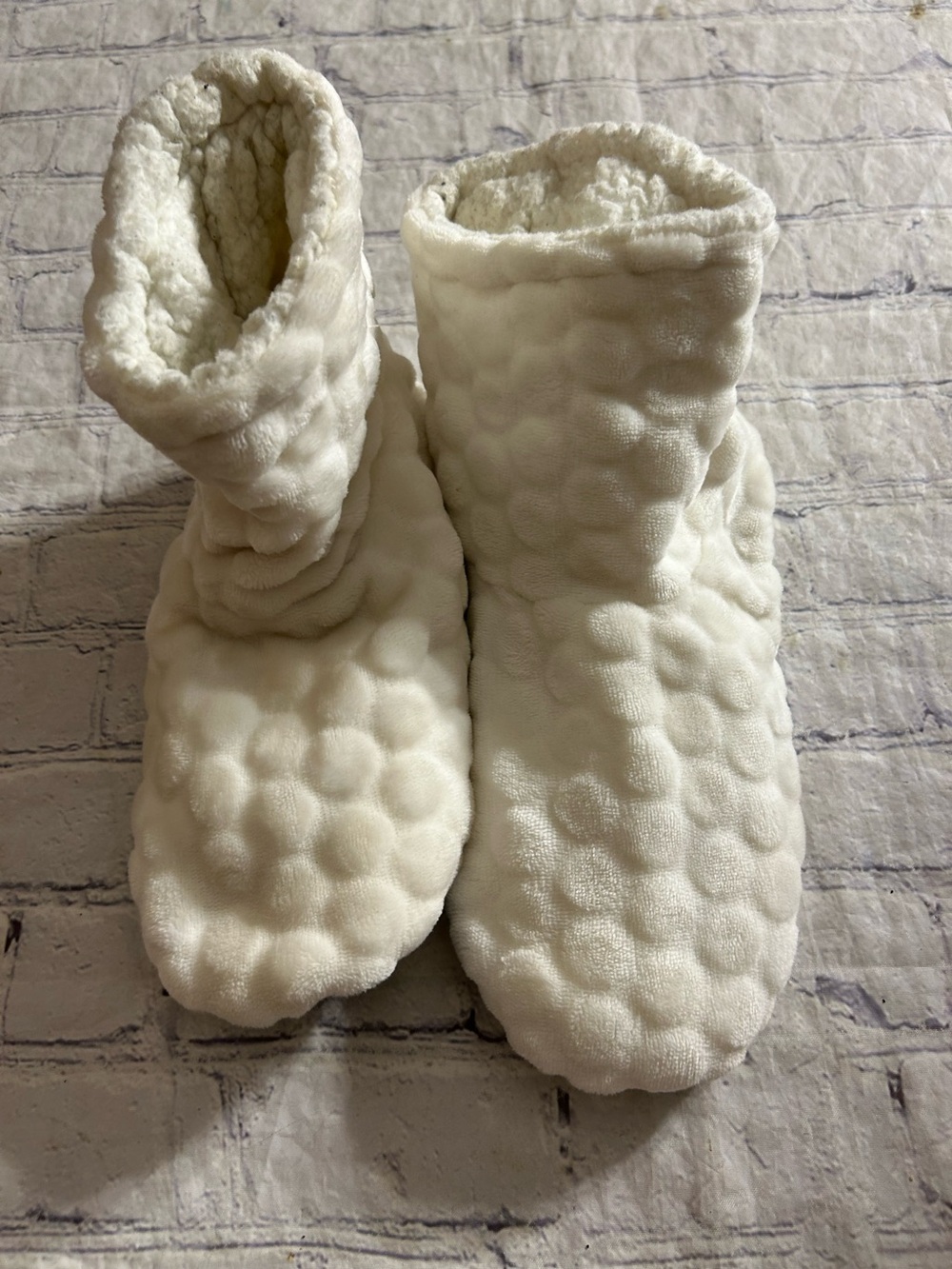 WOMEN’S WHITE INDOOR FLUFFY FAUX FUR FLEECE BOOTIE SLIPPERS SIZE 8-9 MEDIUM